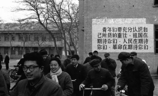 1977年，我國(guó)恢復(fù)高考。圖為在北京高考考點(diǎn)外的標(biāo)語(yǔ)。